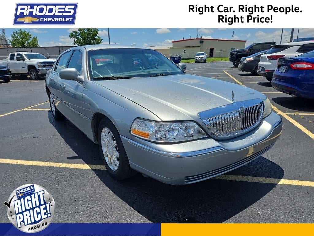 2006 Lincoln Town Car Signature Limited in Blue — front three-quarter view