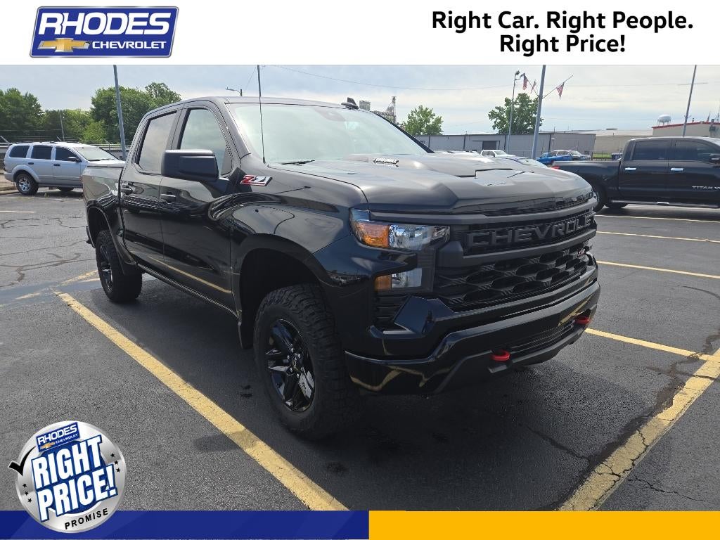 2025 Chevrolet Silverado 1500 Custom Trail Boss in Black — front three-quarter view
